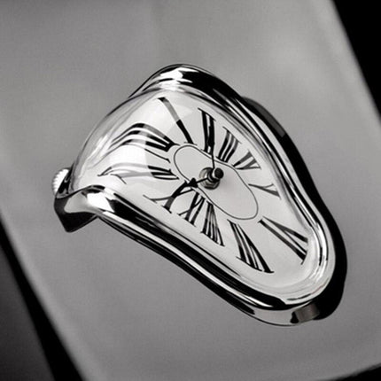 Smältande väggklocka inspirerad av Dali