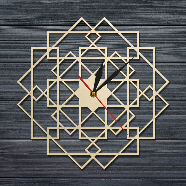 Geometrisk väggklocka i trä med mönster
