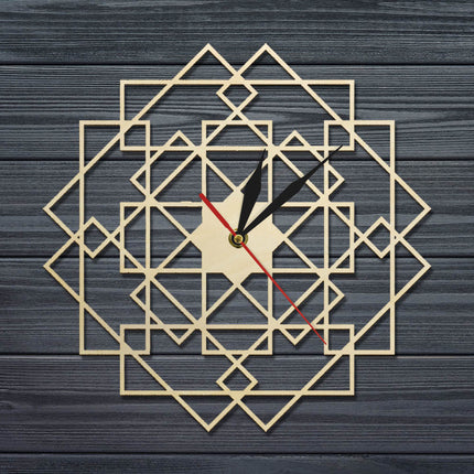 Geometrisk väggklocka i trä med mönster