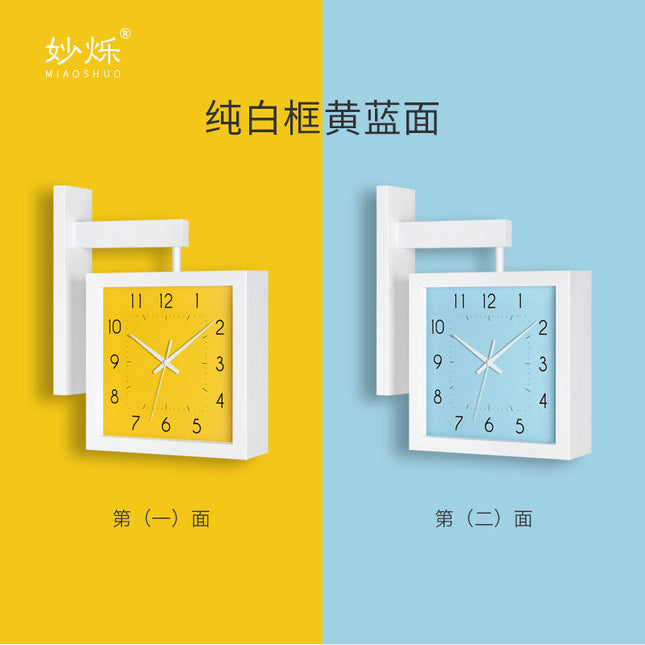 Fyrkantig dubbelsidig väggklocka i trä