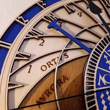 Blå astronomisk väggklocka i trä