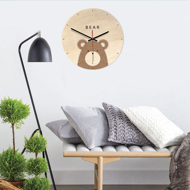 Väggklocka i trä med björnmotiv
