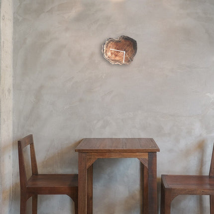 Rustik väggklocka gjord av träskiva