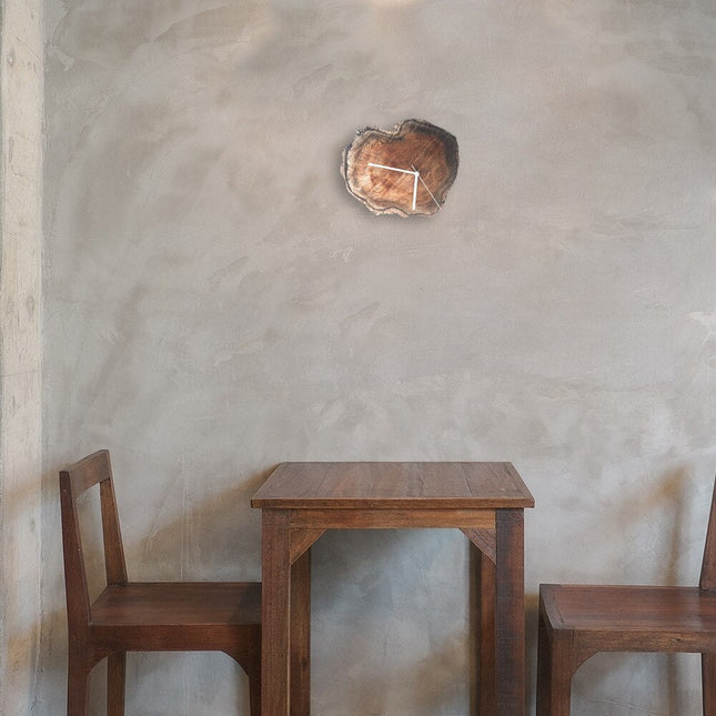 Rustik väggklocka gjord av träskiva