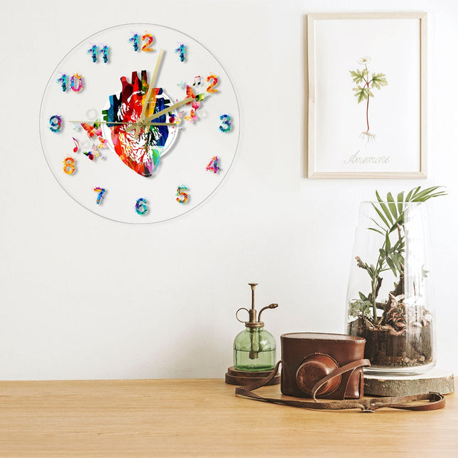 LED-väggklocka i akryl med hjärtmotiv