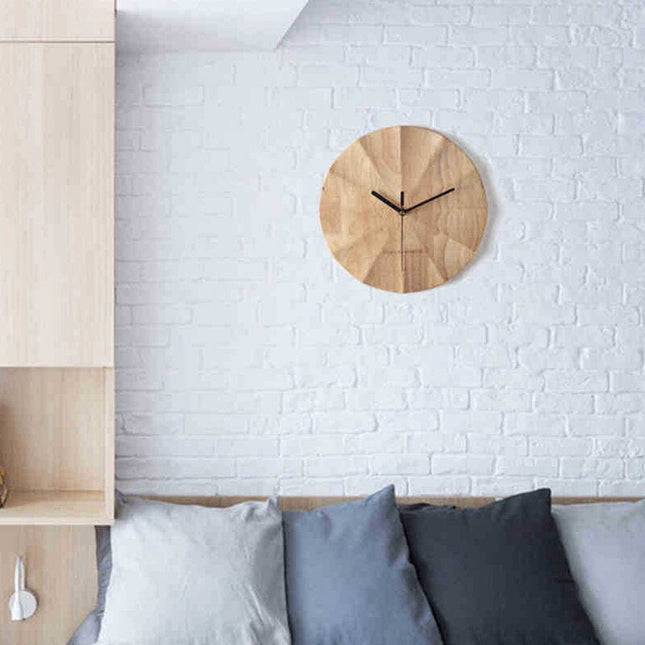 Modern väggklocka i geometriskt trä