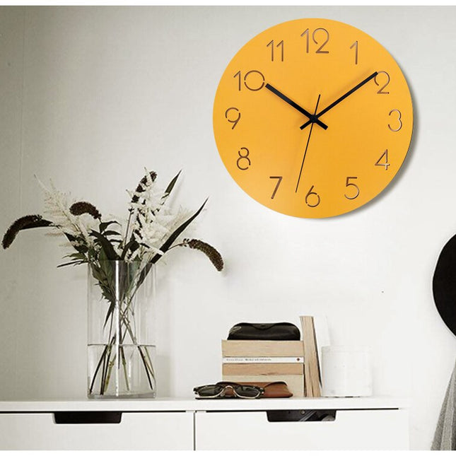 Stilren och enkel väggklocka i trä