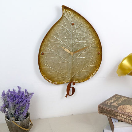 Väggklocka formad som ett lönnlöv