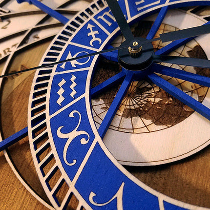 Blå astronomisk väggklocka i trä