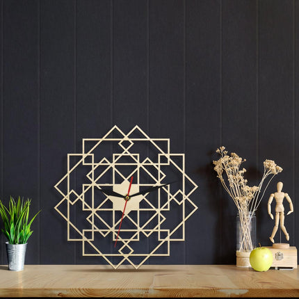 Geometrisk väggklocka i trä med mönster
