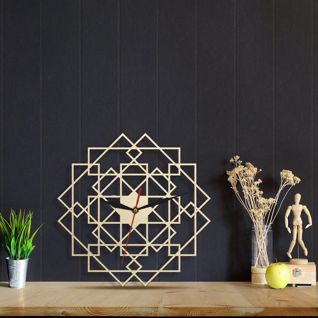 Geometrisk väggklocka i trä med mönster