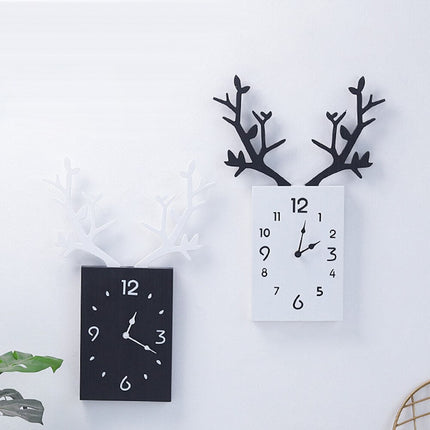 Nordisk design väggklocka med hjorthorn