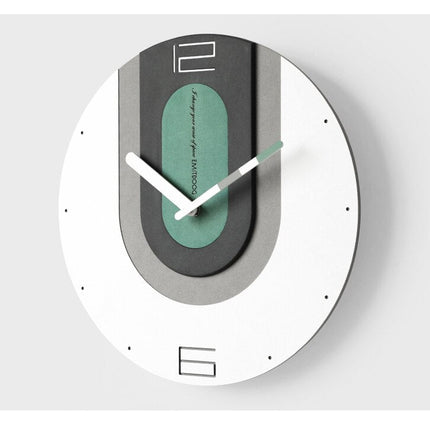 Färgglad väggklocka i industriell design