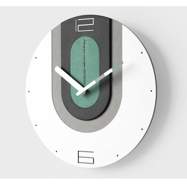 Färgglad väggklocka i industriell design