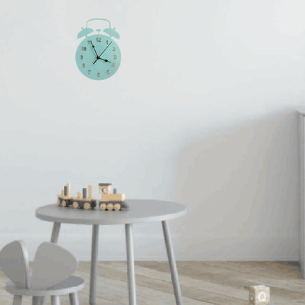 Väggklocka designad som en väckarklocka