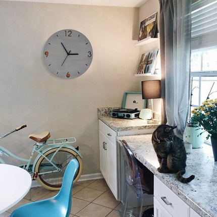 Grå väggklocka i betonglook med trä