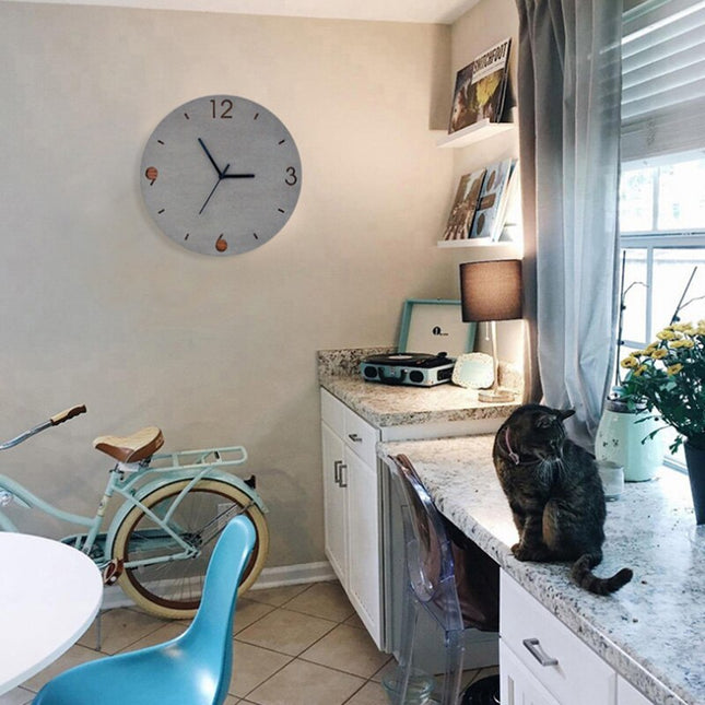 Grå väggklocka i betonglook med trä