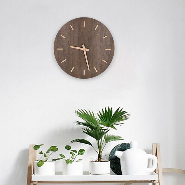 Tyst väggklocka i minimalistisk trädesign