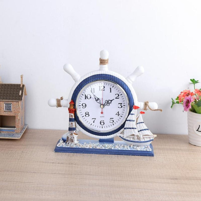 Maritim bordsklocka med fyr och roder