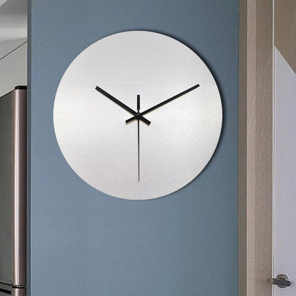 Väggklocka i minimalistisk borstat stål