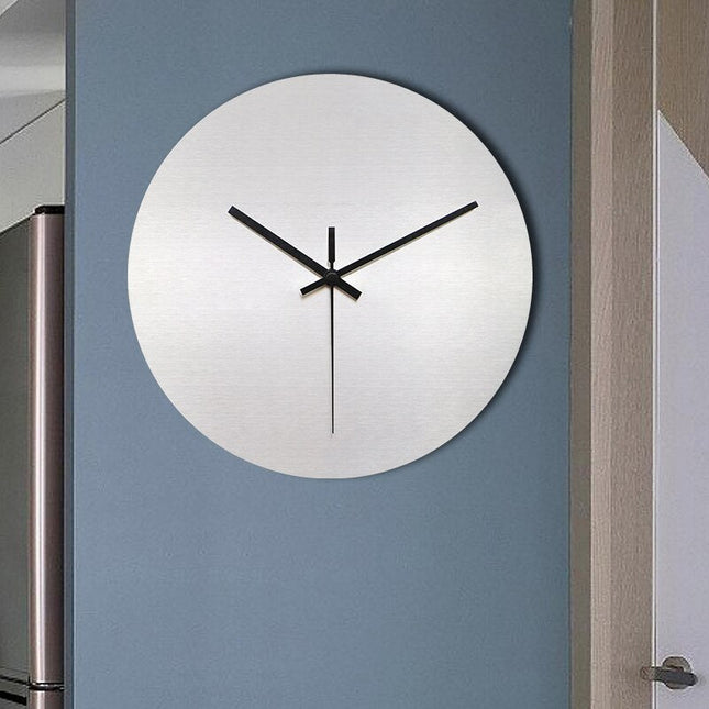 Väggklocka i minimalistisk borstat stål