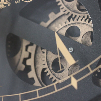 Stor väggklocka med synlig mekanism