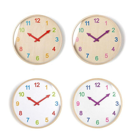 Väggklocka i trä med färgglada siffror