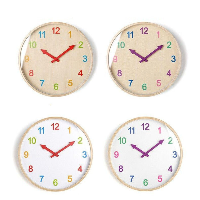 Väggklocka i trä med färgglada siffror