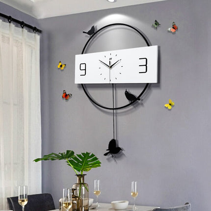 Minimalistisk väggklocka i trä med fåglar