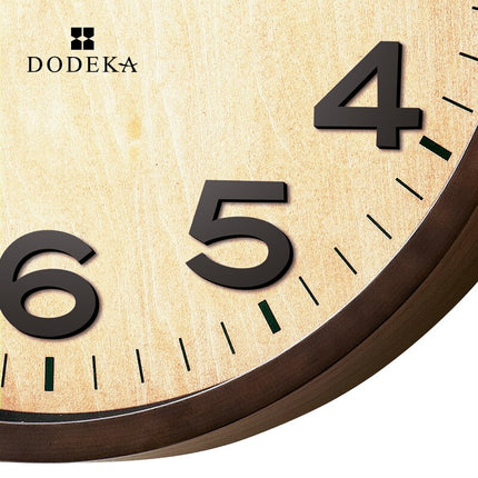 Tyst väggklocka i trä med glas