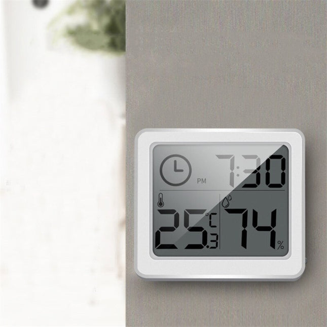 Vit digital bordsklocka med termometer