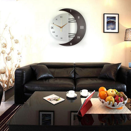 Väggklocka i form av en halvmåne