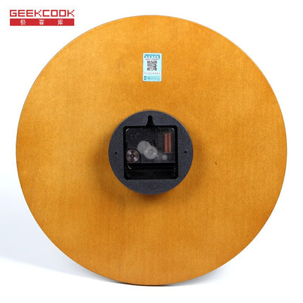 Modern väggklocka med tjocka visare