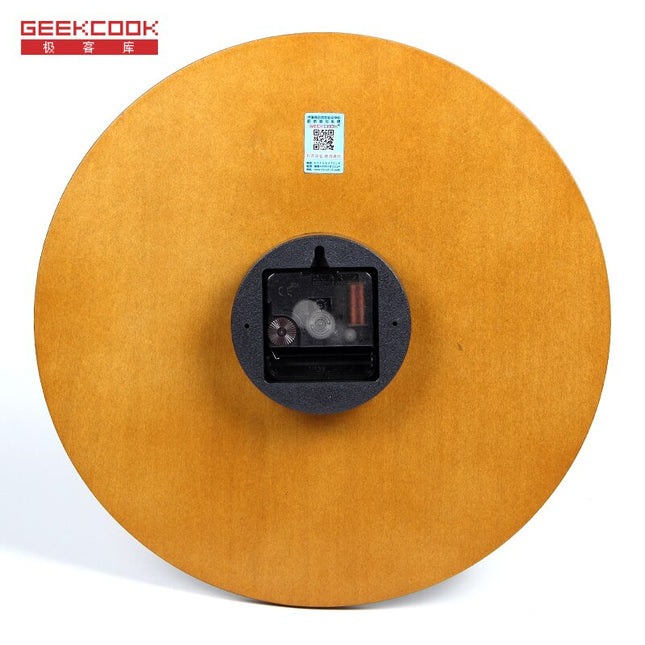 Modern väggklocka med tjocka visare