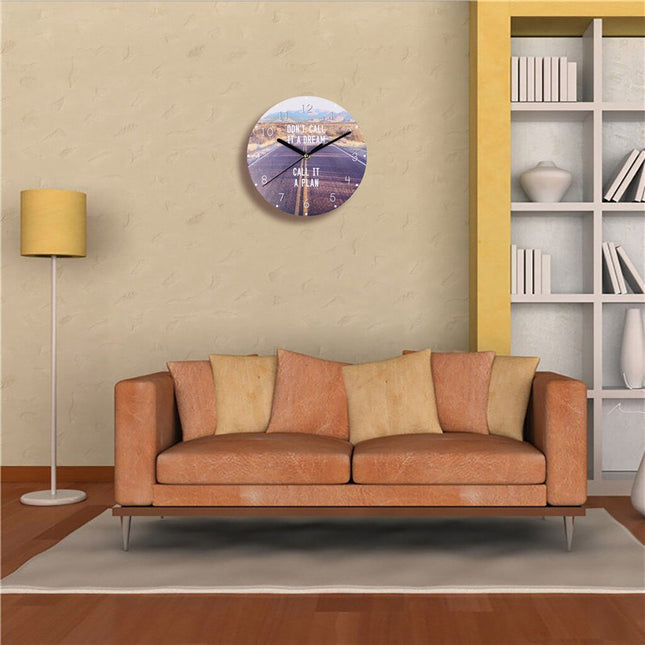 Modern väggklocka med inspirerande citat