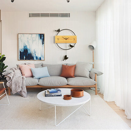 Minimalistisk väggklocka i trä med fåglar