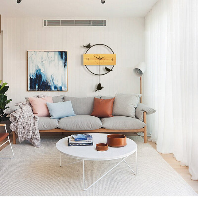 Minimalistisk väggklocka i trä med fåglar