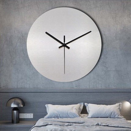 Väggklocka i minimalistisk borstat stål