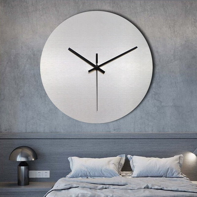 Väggklocka i minimalistisk borstat stål