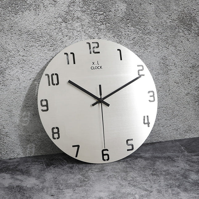 Enkel väggklocka i borstad aluminium