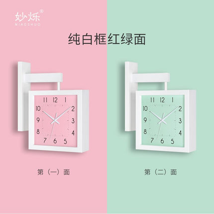 Fyrkantig dubbelsidig väggklocka i trä