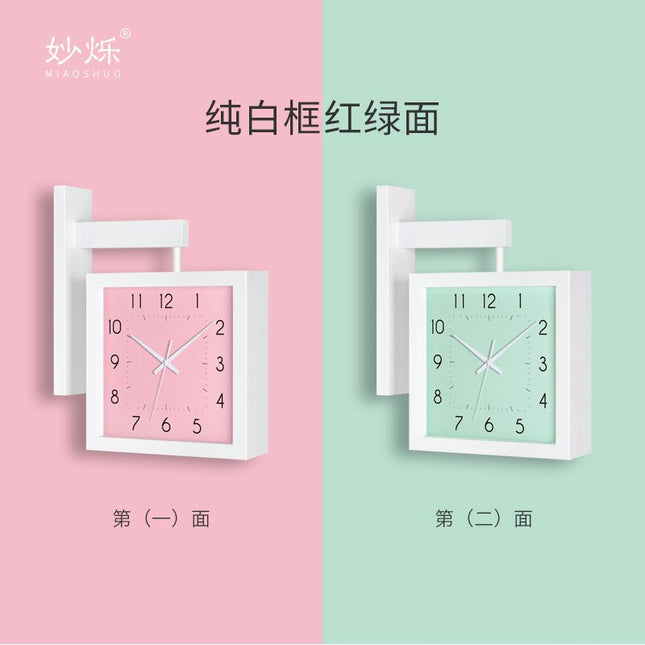 Fyrkantig dubbelsidig väggklocka i trä