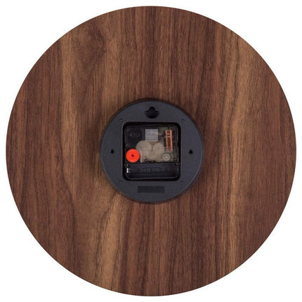 Väggklocka i mörkt trä med vita siffror