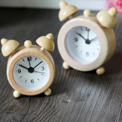 Liten rund väckarklocka i ljust trä