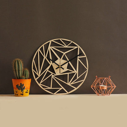 Väggklocka i trä med geometriskt mönster