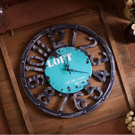 Rund väggklocka i industriell loftstil