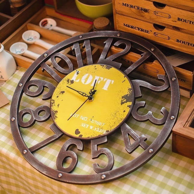 Rund väggklocka i industriell loftstil