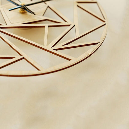 Väggklocka i trä med geometriskt mönster
