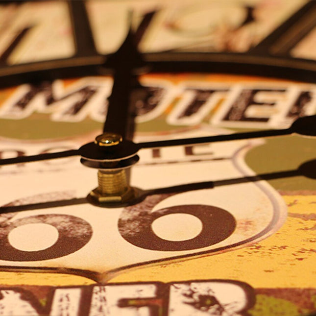 Färgglad vintage väggklocka med fjäril