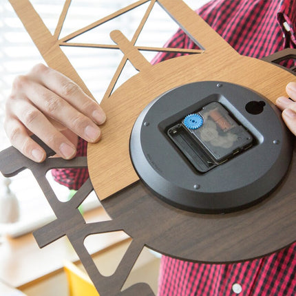 Väggklocka för barnrum i form av flygplan